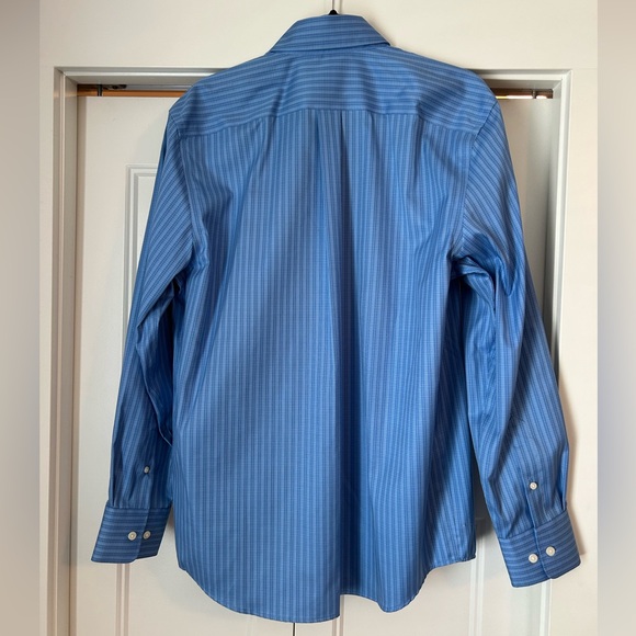Eddie Bauer blue button up shirt. Size M - Picture 2 of 2